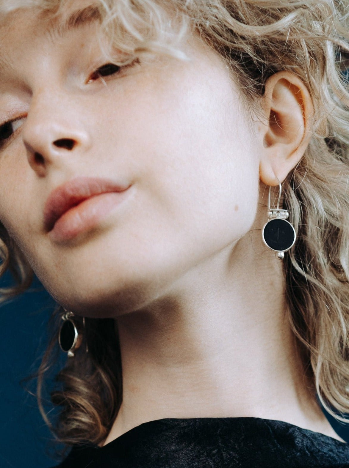 Movable earrings featuring onyx stones