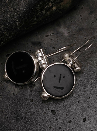 Movable earrings featuring onyx stones