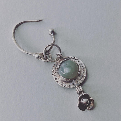Mono earring with jade