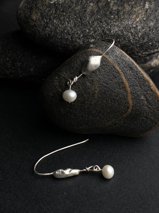 Earrings with natural pearls