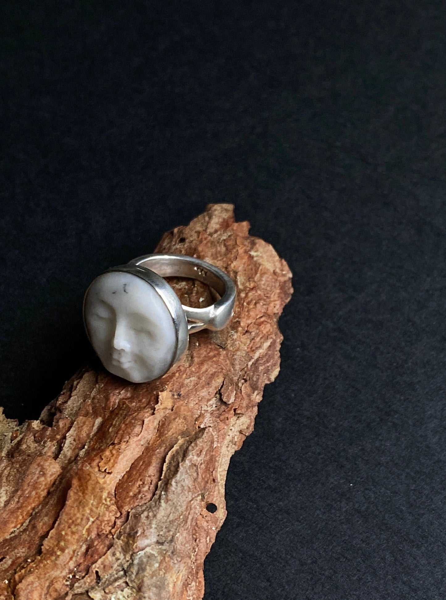 Moon face ring