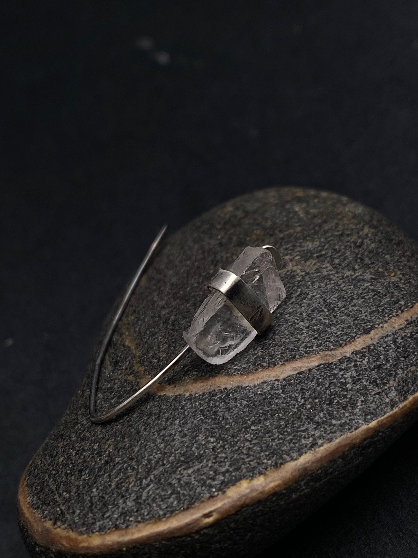 Small and lightweight mono earring with raw quartz, handcrafted in oxidized sterling silver.