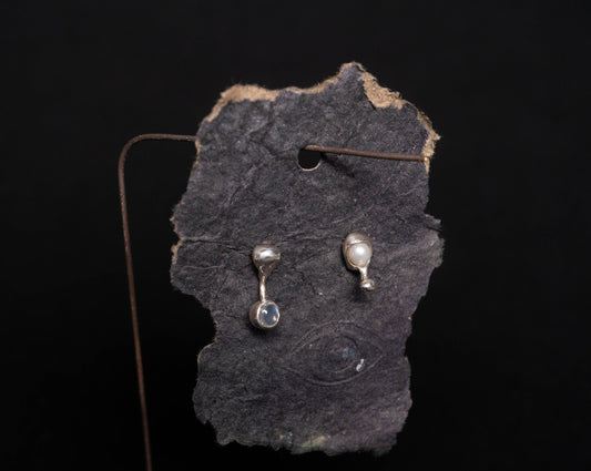 Silver earrings with moonstone en cabochon, handcrafted