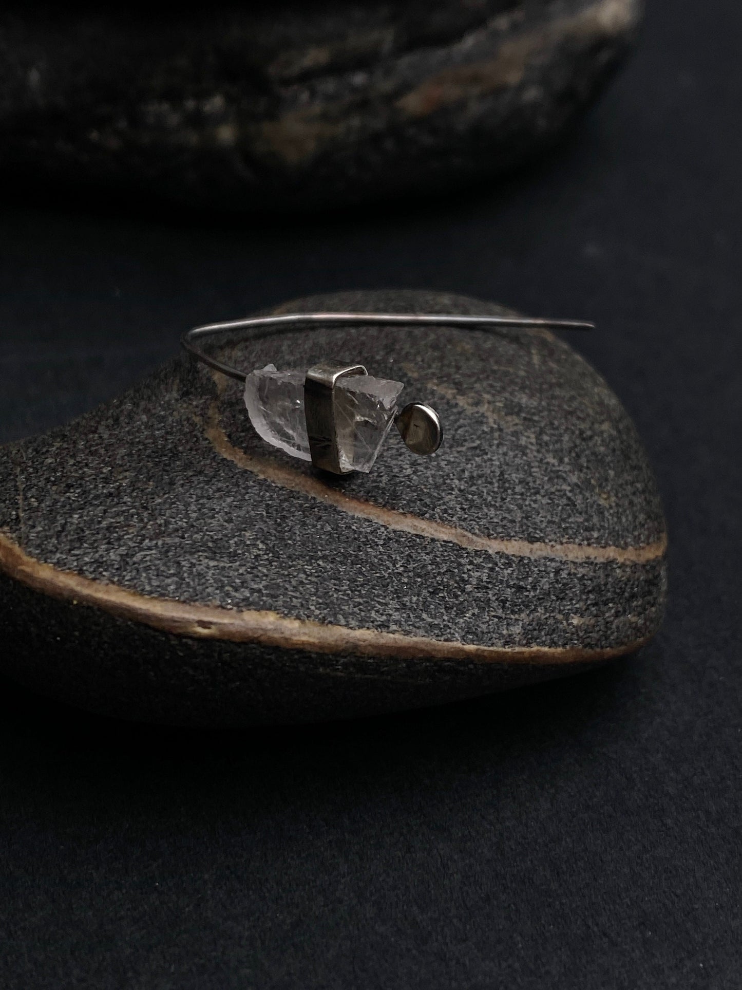 Small and lightweight mono earring with raw quartz, handcrafted in oxidized sterling silver.