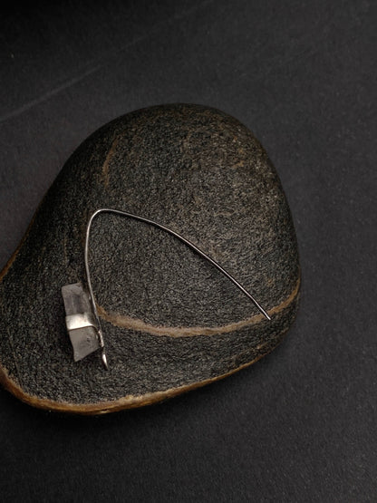 Small and lightweight mono earring with raw quartz, handcrafted in oxidized sterling silver.